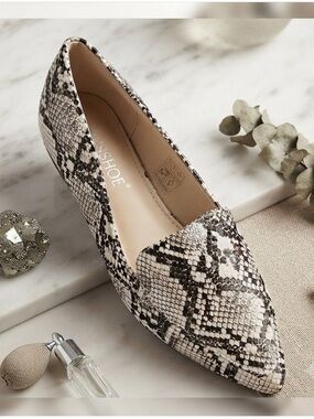 Python Print Pointed Toe Flats Gray White